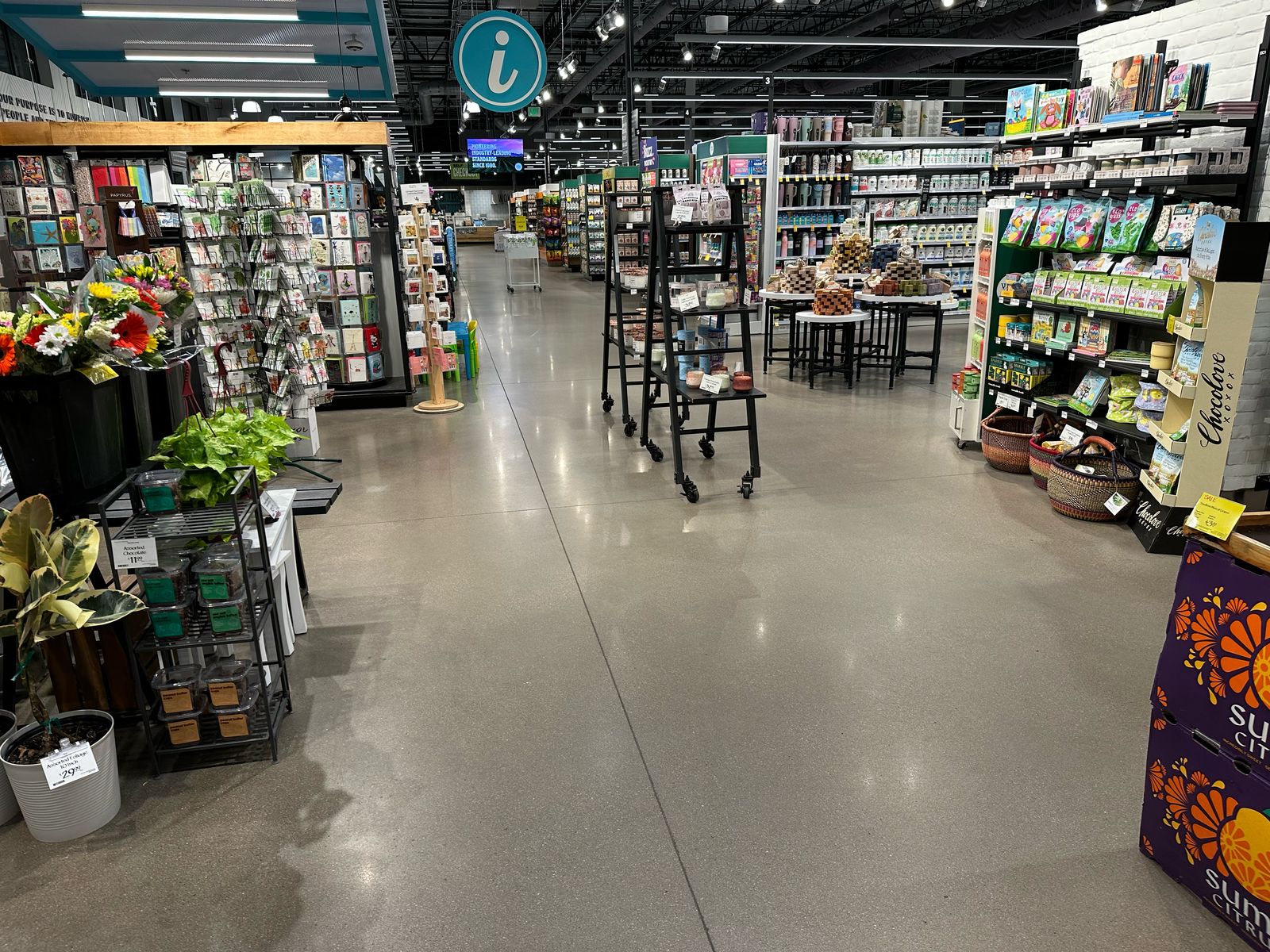 Commercial cleaning supermarket